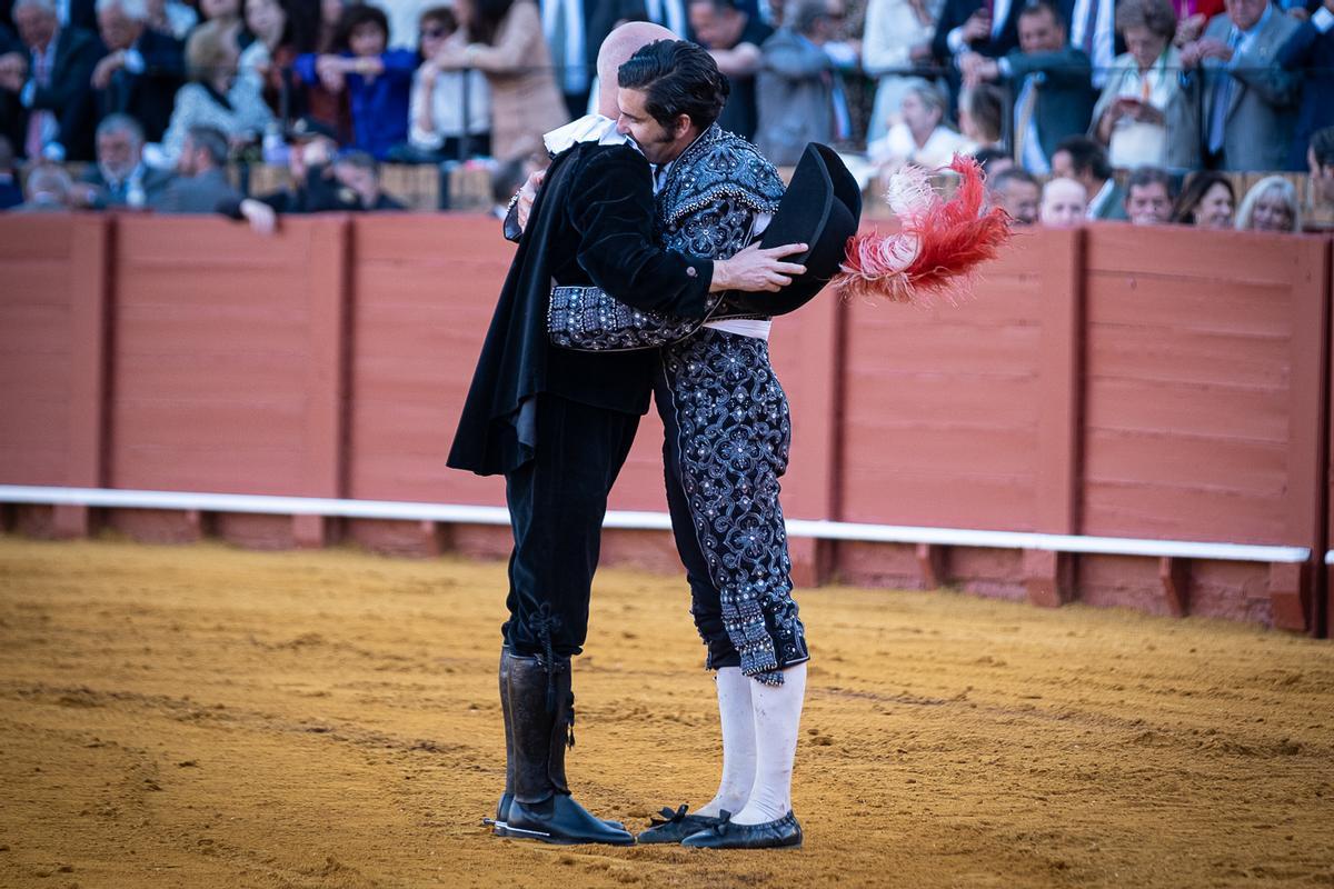 Un sentido abrazo con el alguacilillo