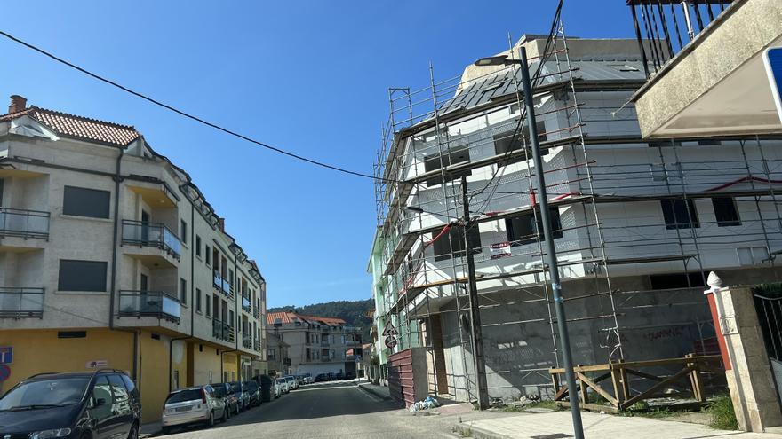 El Concello paraliza las obras del edificio de Playa Lanzada en Vilariño por una sobreplanta sin licencia