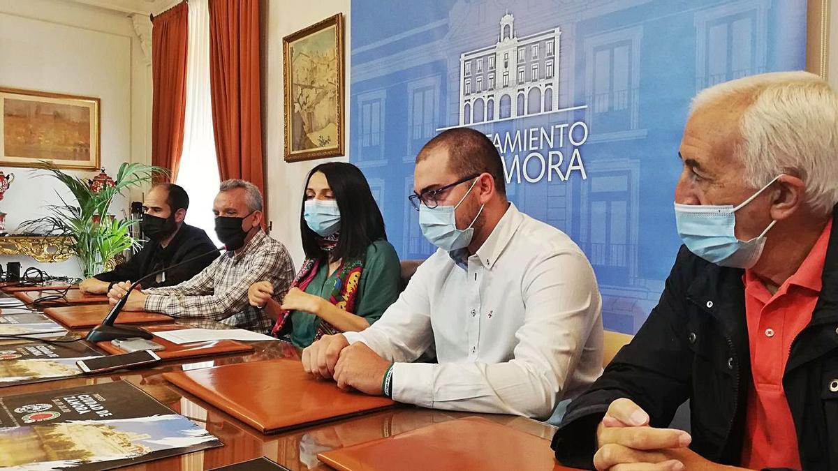 Presentación del Trofeo, ayer en el Ayuntamiento. | E. F.