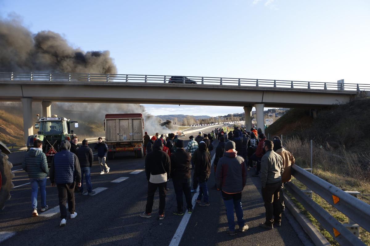 Protesta pagesa a la C-16, a Olvan