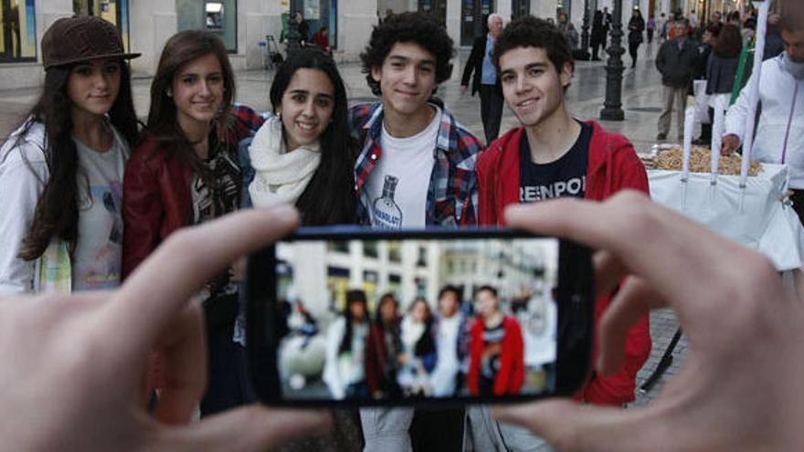 Un grupo de jóvenes se fotografía con uno de sus móviles.