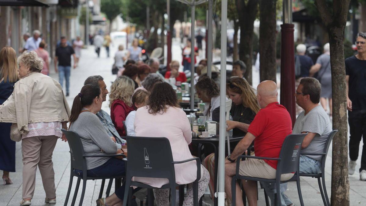 Gente tomando algo en una terraza de O Calvario.