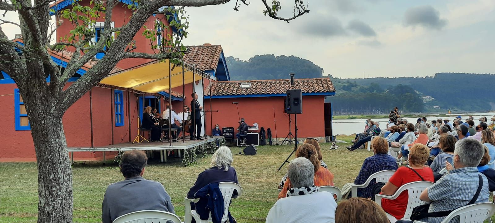 El impresionante escenario de la clausura del Festival de la Ría, en Villaviciosa