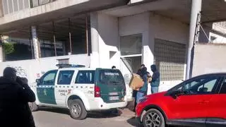 "Brutal" despliegue policial en un piso okupa de Sant Antoni: "Llegaron de golpe 6 o 7 furgones"