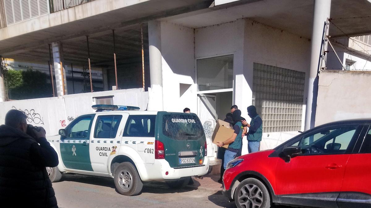 La Guardia Civil durante el registro esta mañana en el edicifio okupado de Sant Antoni