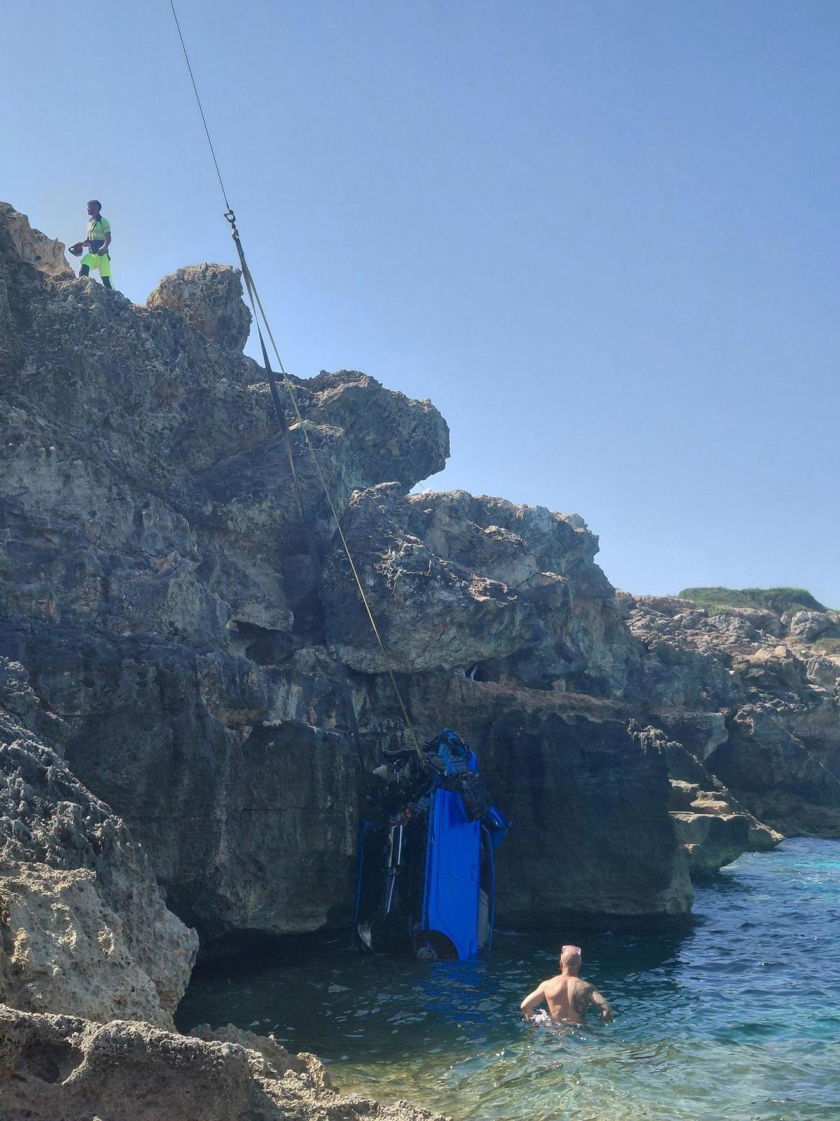 Sacan del mar el coche que cayó en Son Verí