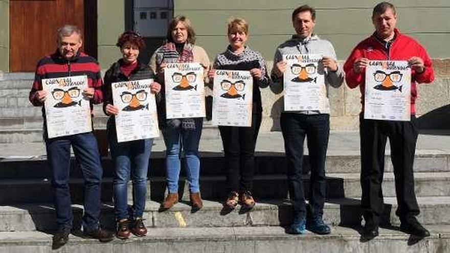 Emilio Longo, Fide Fernández, Natalia Gutiérrez, Ana Fernández, Beni García y Gigi Ciubotariu, con el cartel del Carnaval de Arriondas.