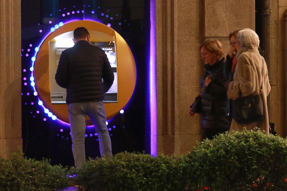 Un cliente en un cajero automático en Vigo.