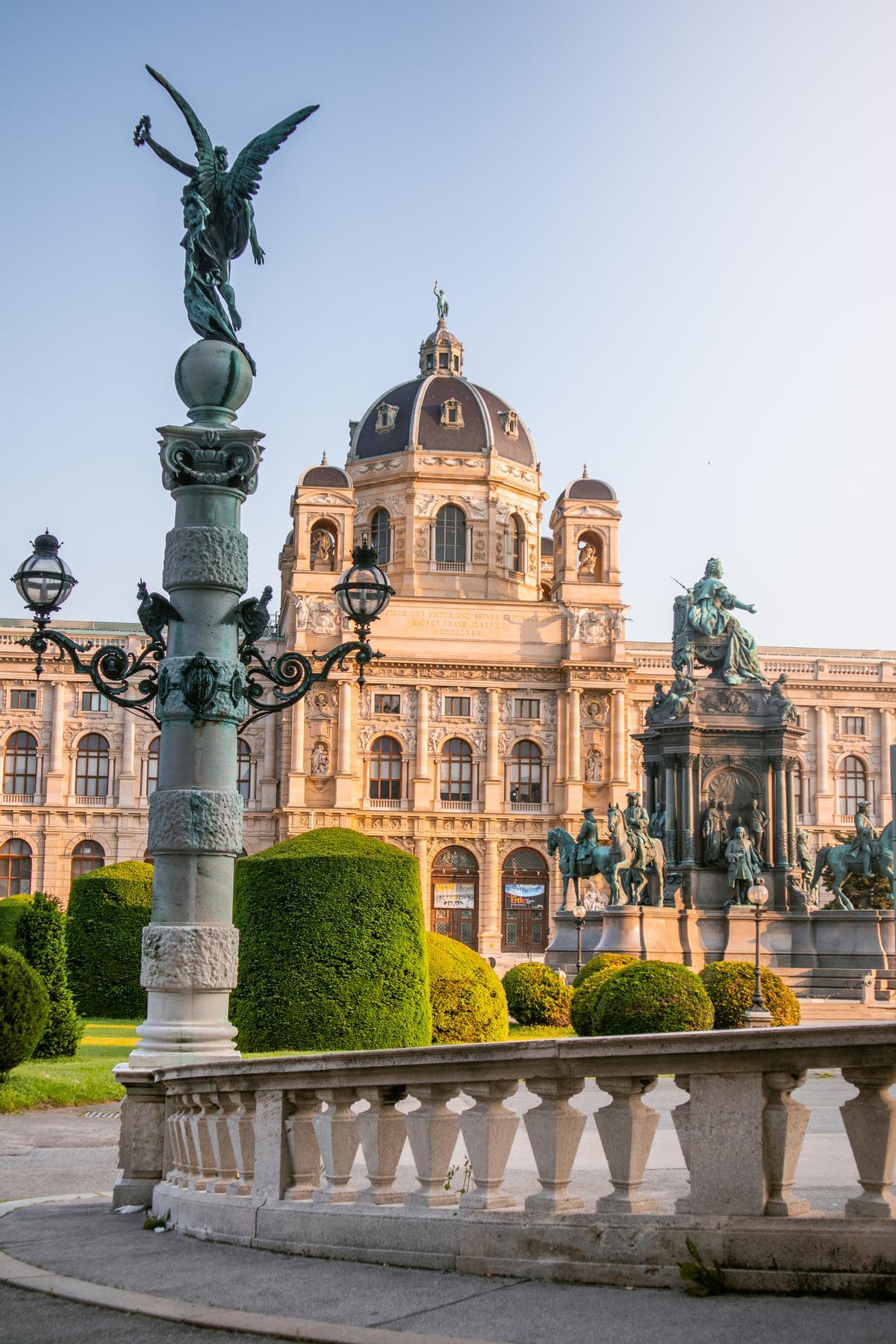 La plaza Maria-Therezian Platz al amanecer en Viena