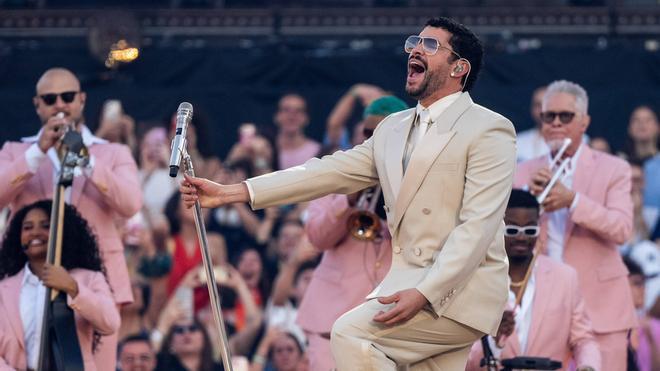 Bad Bunny desata la fiebre y el orgullo latino en una noche para la historia en el Estadi Olímpic