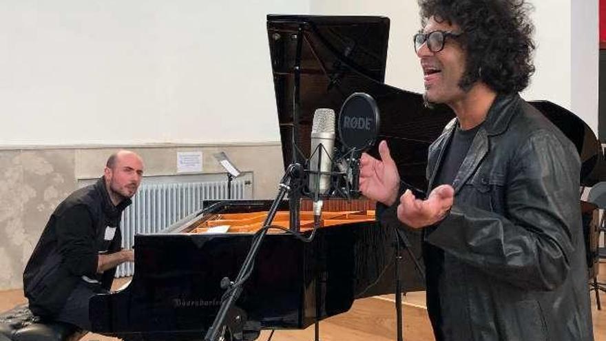 El pianista Víctor Aliste con el vocalista Rafa Pastor durante uno de los ensayos previos a su actuación en el Teatro Principal.