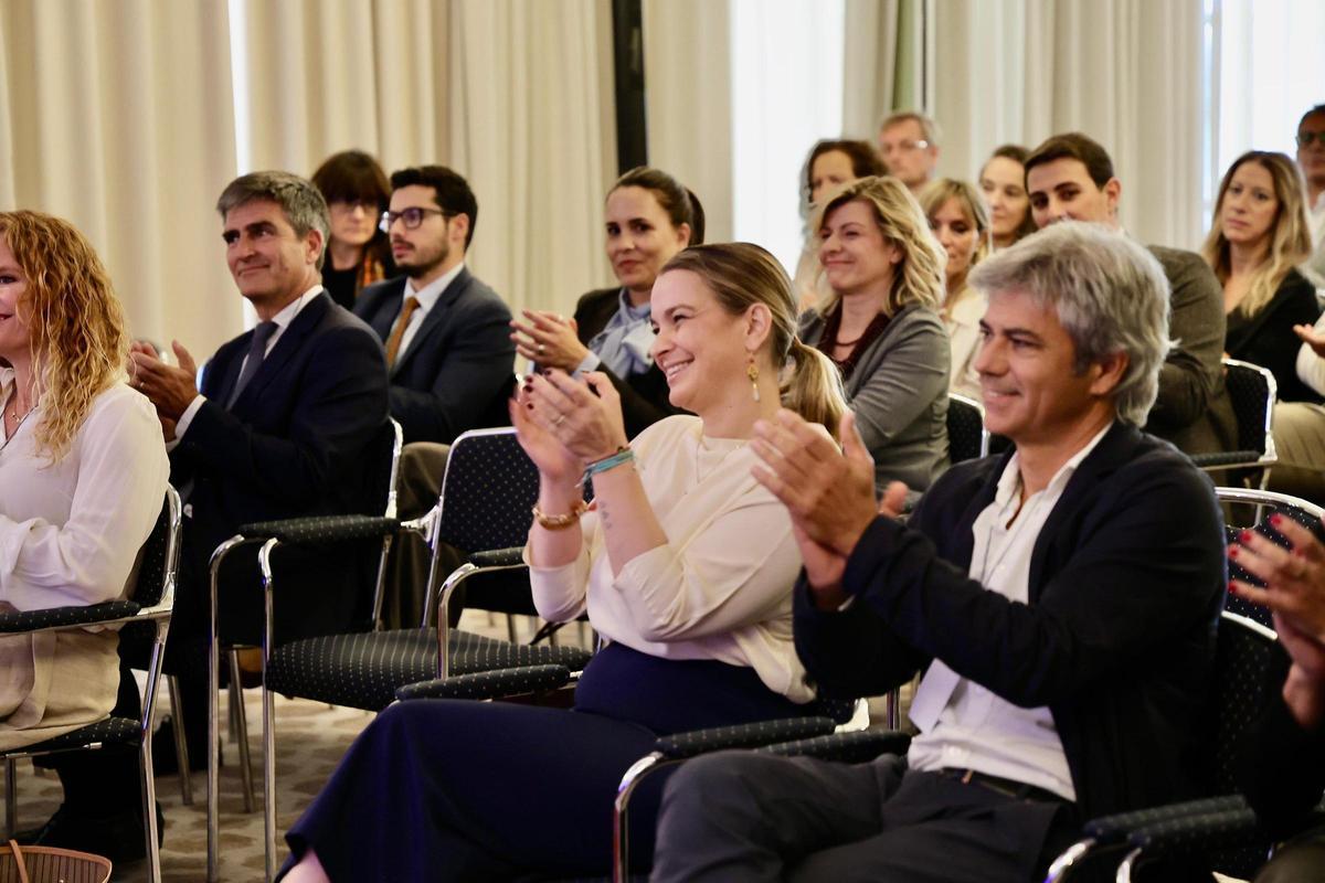La presidenta Marga Prohens con Lorenzó Fluxà, presidente de APD Baleares, en el St. Regis Mardavall.