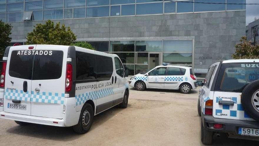 Parque movil de la Policía Local, ante el Concello de Cangas.  // G.Núñez