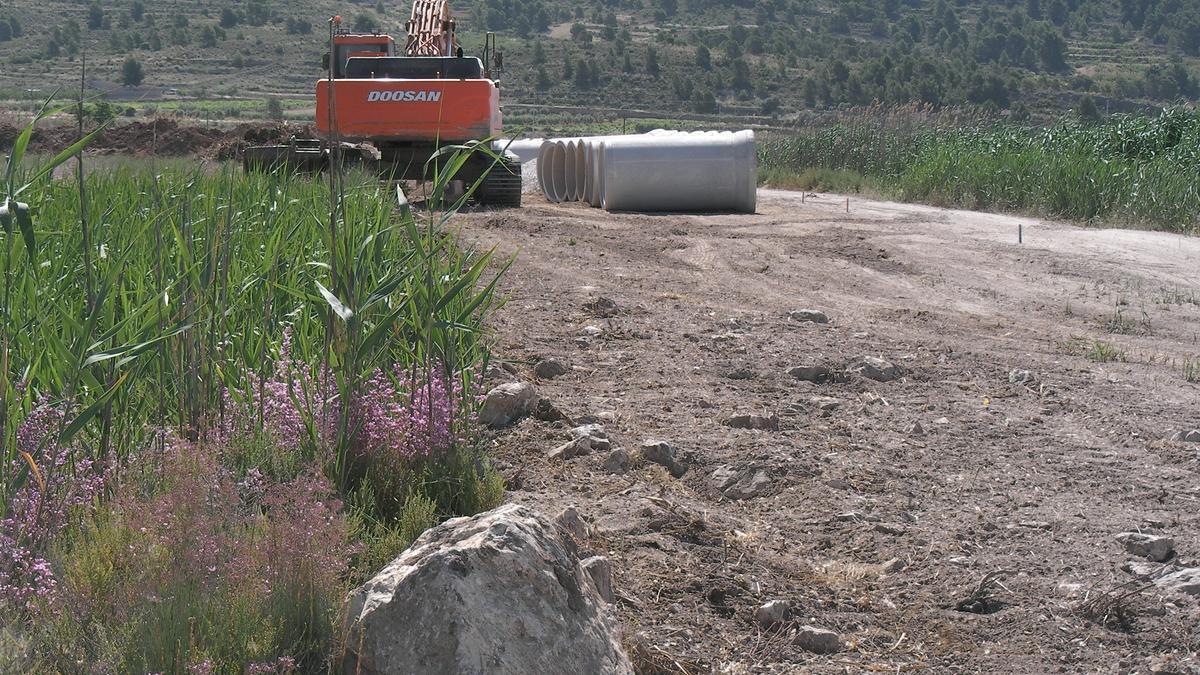 Imagen de los daños medioambientales ocasionados en el humedal de Pinoso.