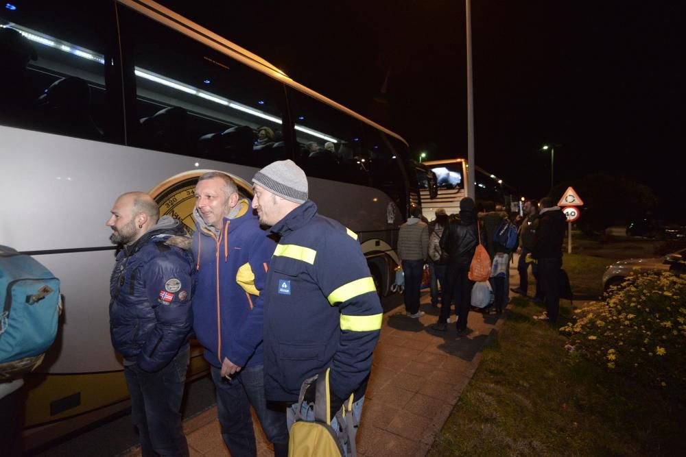 Los trabajadores de Alcoa de Asturias parten hacia Madrid a una manifestación contra el cierre de la fábrica