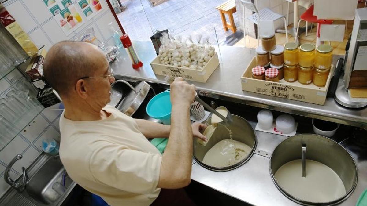 Un trabajador de la horchatería Verdú de Barcelona sirve un vaso a un cliente.