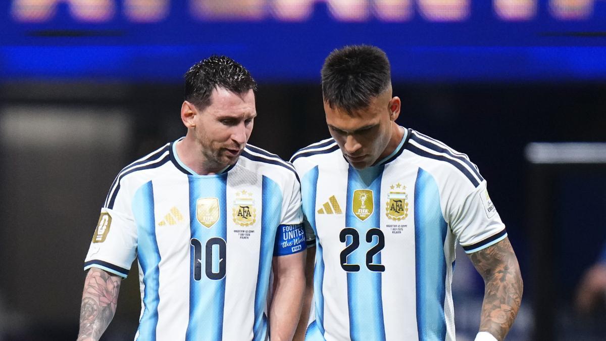 Lionel Messi, junto a Lautaro Martínez durante el choque ante Egipto