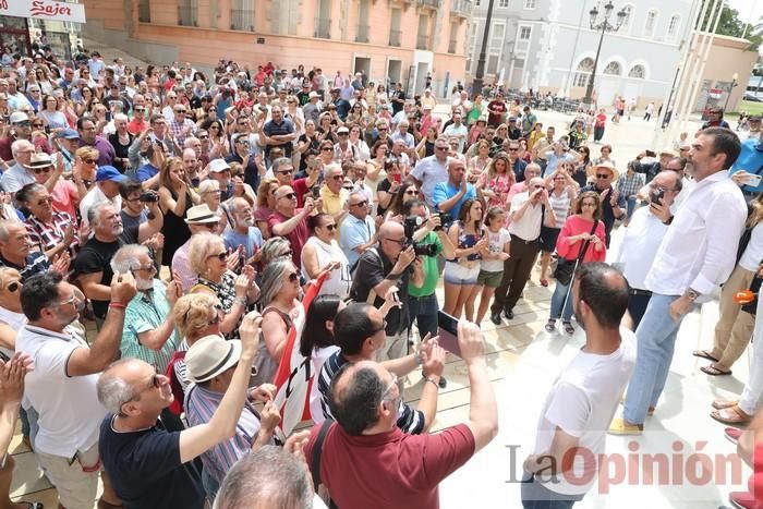 Cientos de personas protestan frente al Ayuntamiento de Cartagena por el pacto entre PP, PSOE y Cs