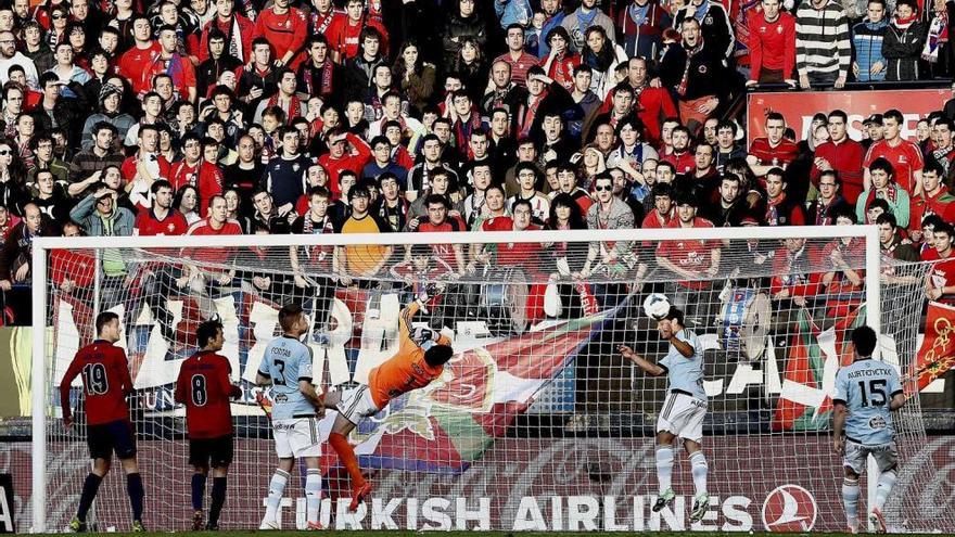 Jony saca bajo palos una de las ocasiones más claras del Osasuna en todo el partido. // Efe
