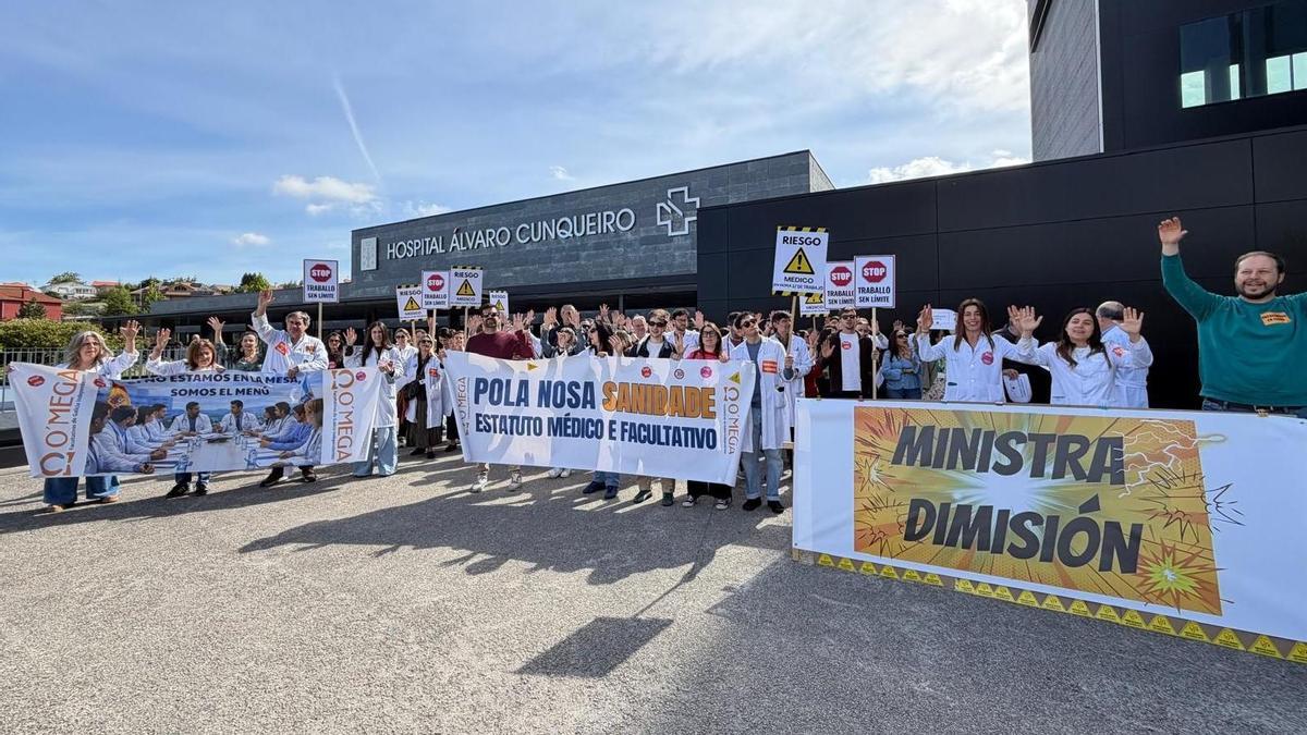 Protesta, este lunes, en el acceso principal del Álvaro Cunqueiro.