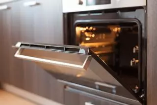 El truco casero para limpiar la puerta del horno sin desmontarla