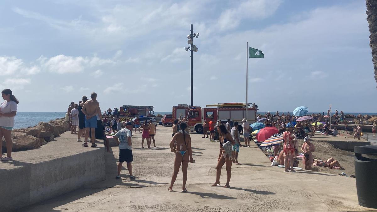 Docenas de bañistas han presenciado la intervención de bomberos en las piscinas naturales