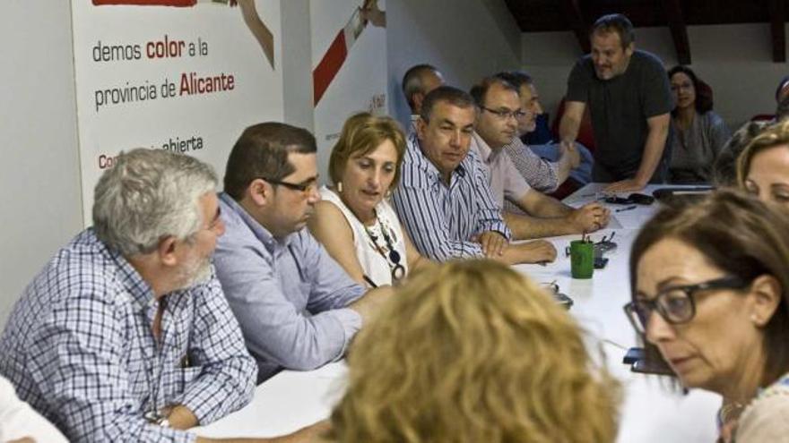 La ejecutiva provincial de Alicante durante la reunión celebrada ayer en su sede.