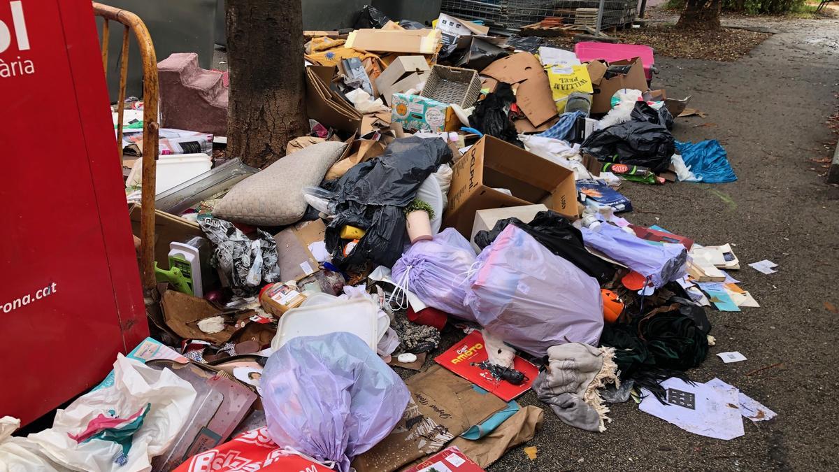 Deixalles acumulades a l’exterior dels contenidors davant de l’església de Sant Pau, aquest dilluns.