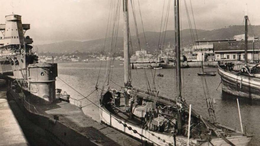 El U-Boot 760 amarrado en el puerto de Vigo, al lado del &quot;Navarra&quot;, en 1943. // Foto cedida por S. Fdez. de la Cigoña