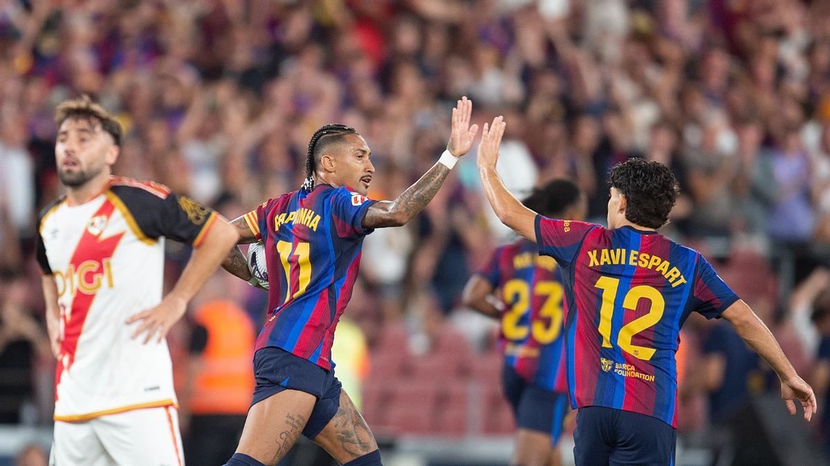 Raphinha y Xavi Espart celebran el gol del empate.