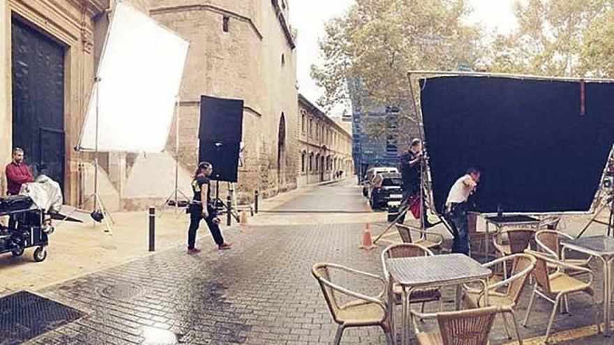 Uno de los rodajes en la plaza Llorenç Bisbal.