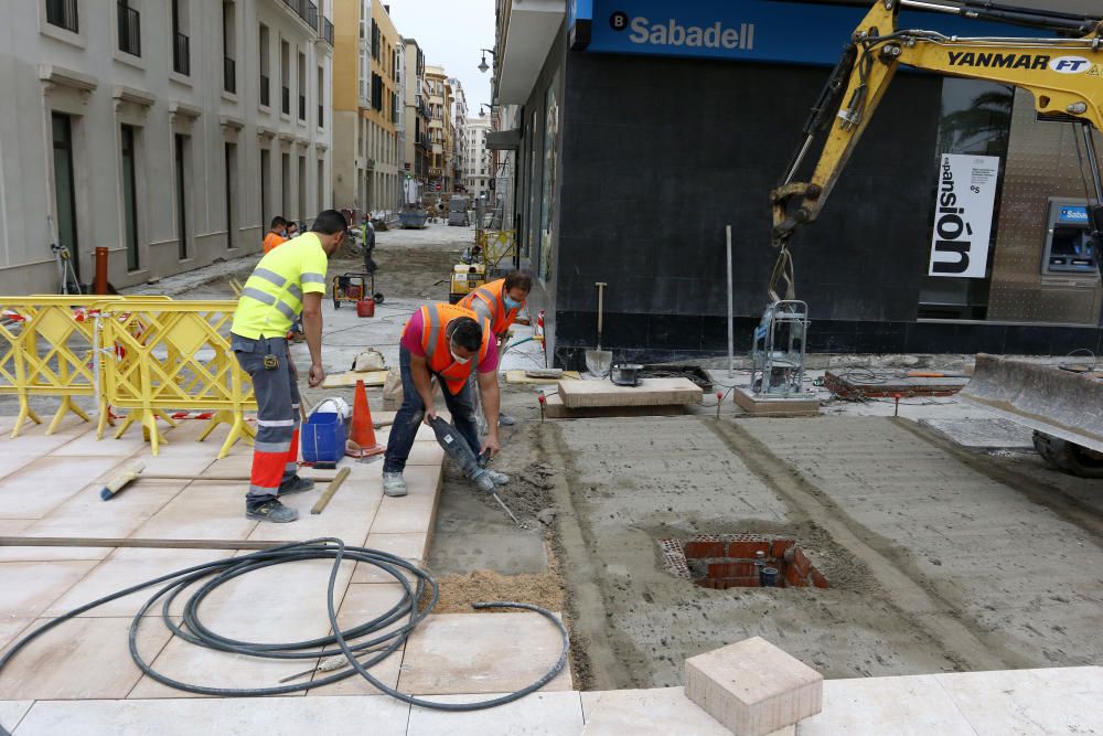 sectores como el de la construcción retomaban la actividad después de la Semana Santa en una jornada que comenzaba con el reparto de mascarillas en distintos puntos de Málaga capital.