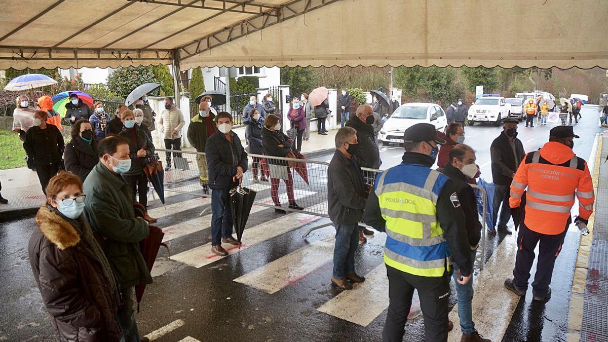 Vecinos hacen cola para participar en el cribado de Moraña. |   // RAFA VÁZQUEZ