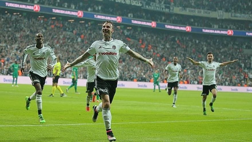 El malagueño Alexis Ruano celebra un gol con el Besiktas, con el que se proclamó campeón de la Liga de Turquía en junio.