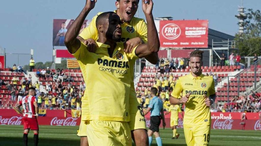 Bakambu celebra uno de los dos goles que anotó ayer.