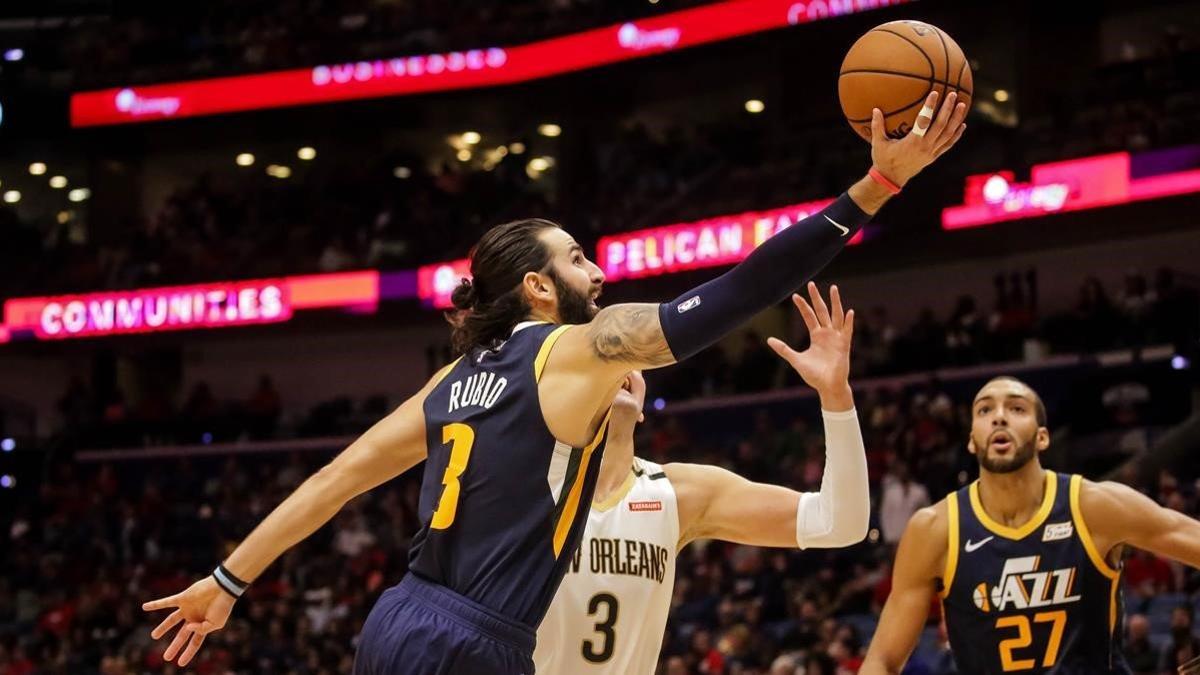 Ricky Rubio entra a canasta en la pista de los Pelicans.