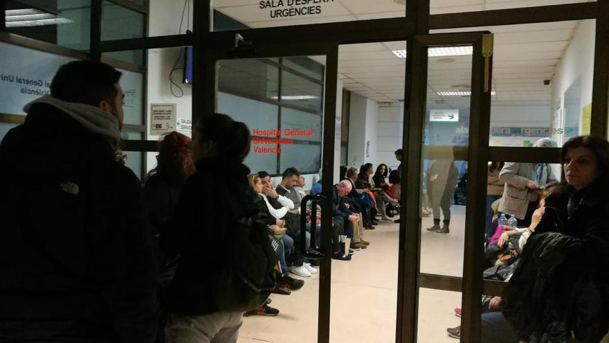 Sala de Espera de Urgencias del Hospital General de València a las 19 horas del martes.