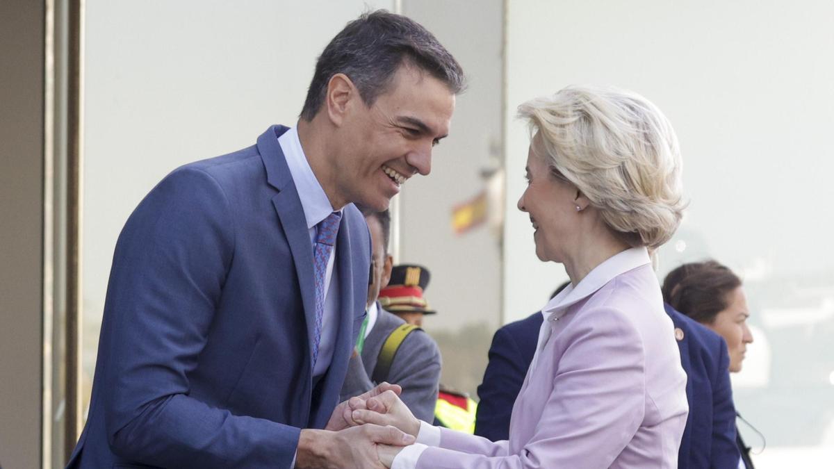 El presidente del Gobierno, Pedro Sánchez, saluda a la presidenta de la Comisión Europa, Ursula von der Leyen