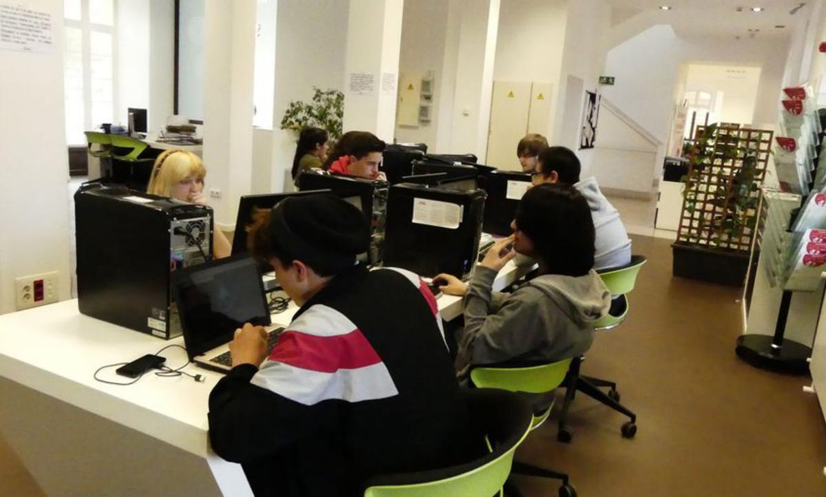 Participantes en una sesión de trabajo en un aula TIC.