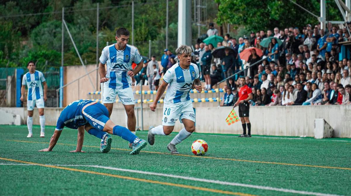 Axel Bejarano, duranteel partido de ida de estatemporada en sa Plana.