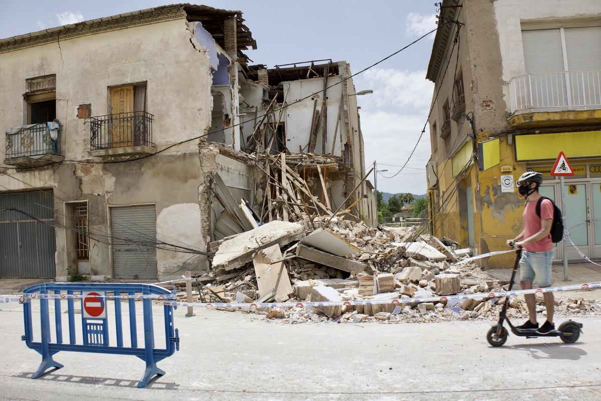 Los escombros de la vivienda derrumbada han obligado a cortar uno de los carriles de la avenida Ciudad de Almería.