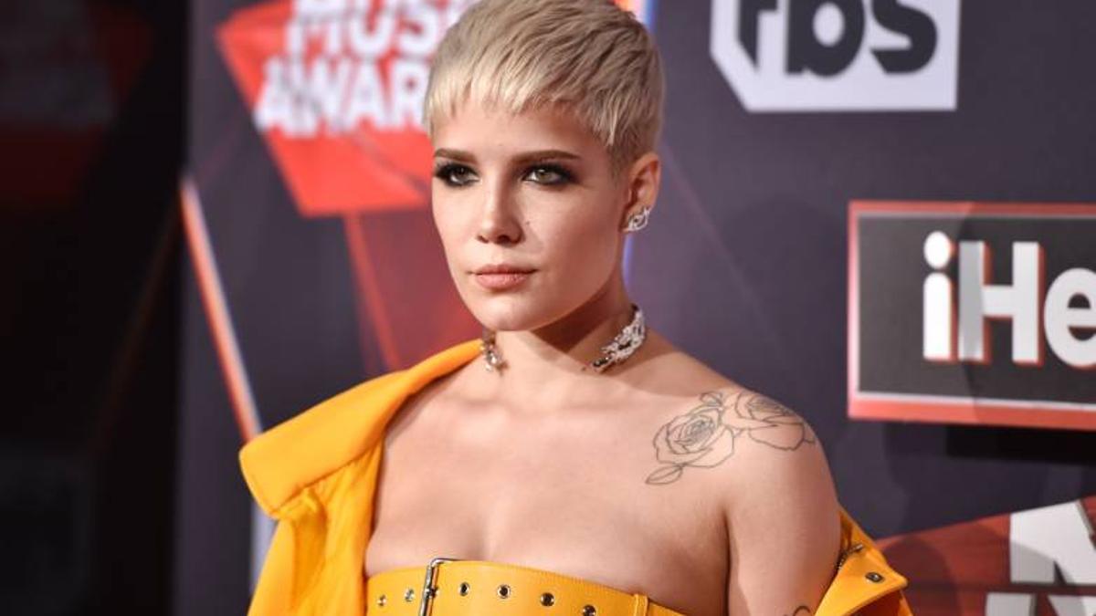 Halsey debuta en la alfombra roja con su look más rompedor tras ser madre