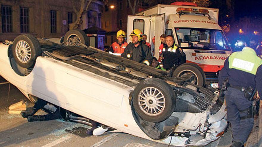 Una mujer queda atrapada tras volcar con su coche en las Avenidas de Palma