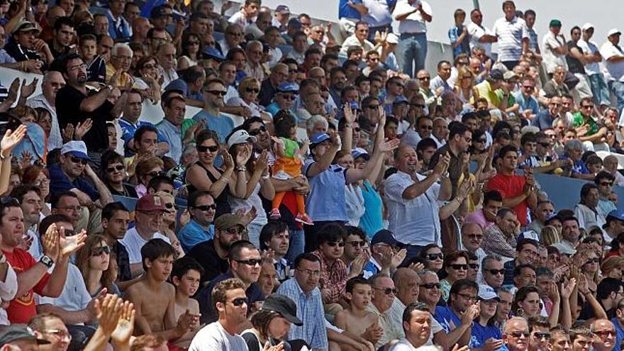 La tribuna principal del Estadio Balear presentó un lleno absoluto.