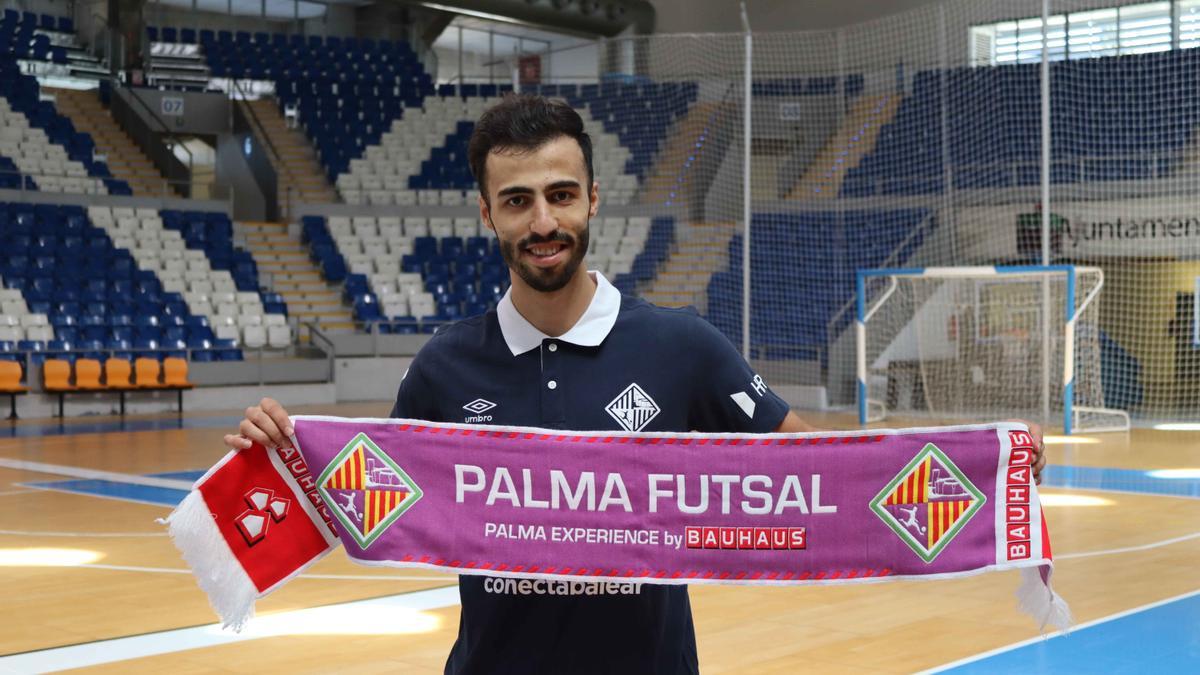 Moslem posa con la bufanda del Palma Futsal.