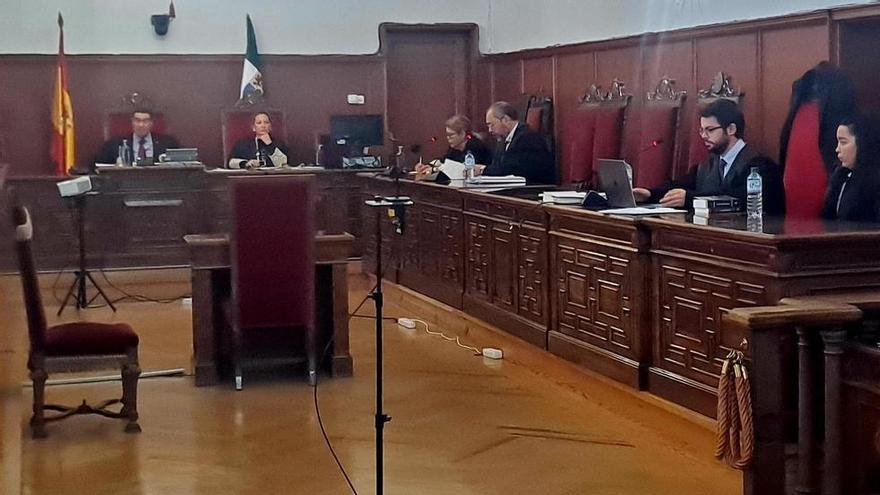 La acusada de matar a su pareja en Zafra, a la espera del veredicto