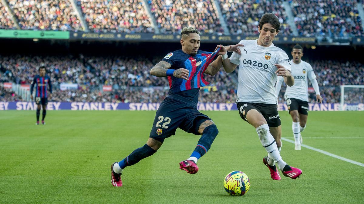 Raphinha disputa un balón con Vázquez en el Camp Nou