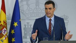 El presidente del Gobierno, Pedro Sánchez, tras comunicar al Rey la composición del Gobierno de coalición.