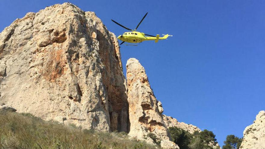 El helicóptero medicalizado que ha trasladado al escalador