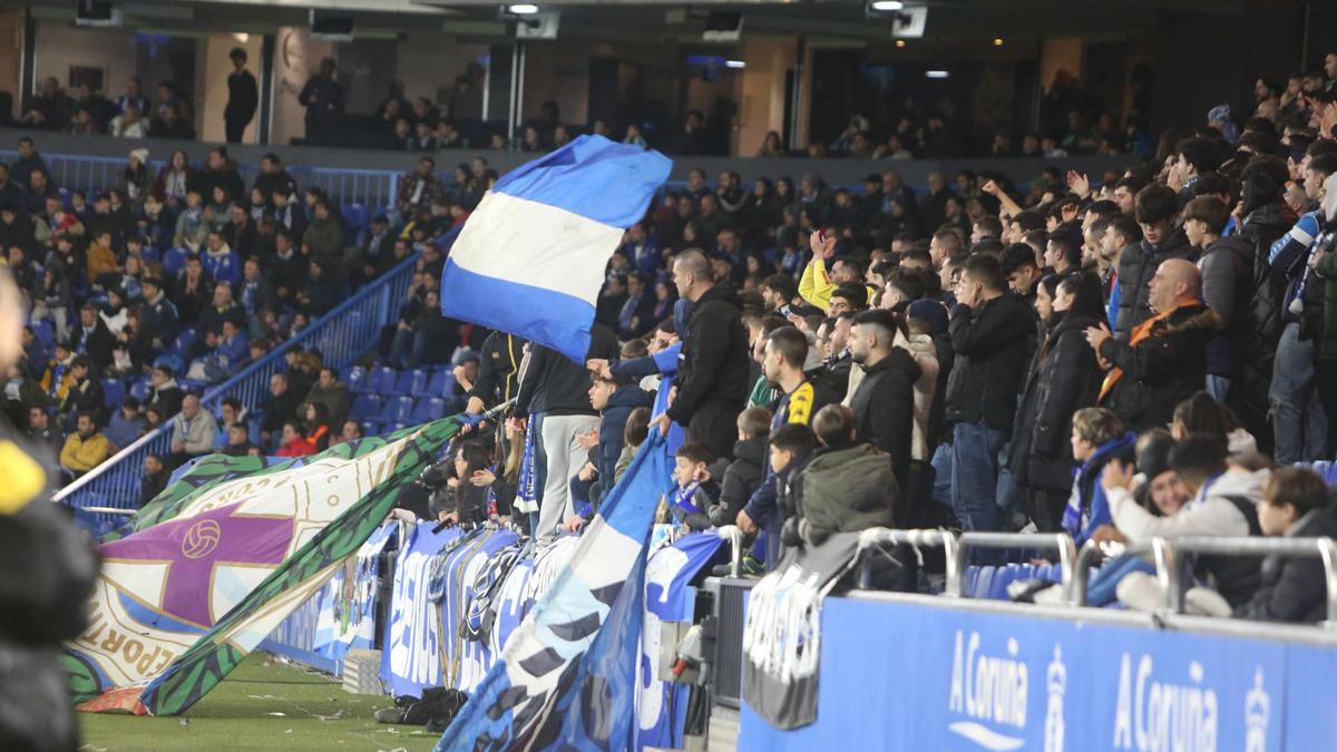 Aficionados deportivistas en un partido en Riazor.